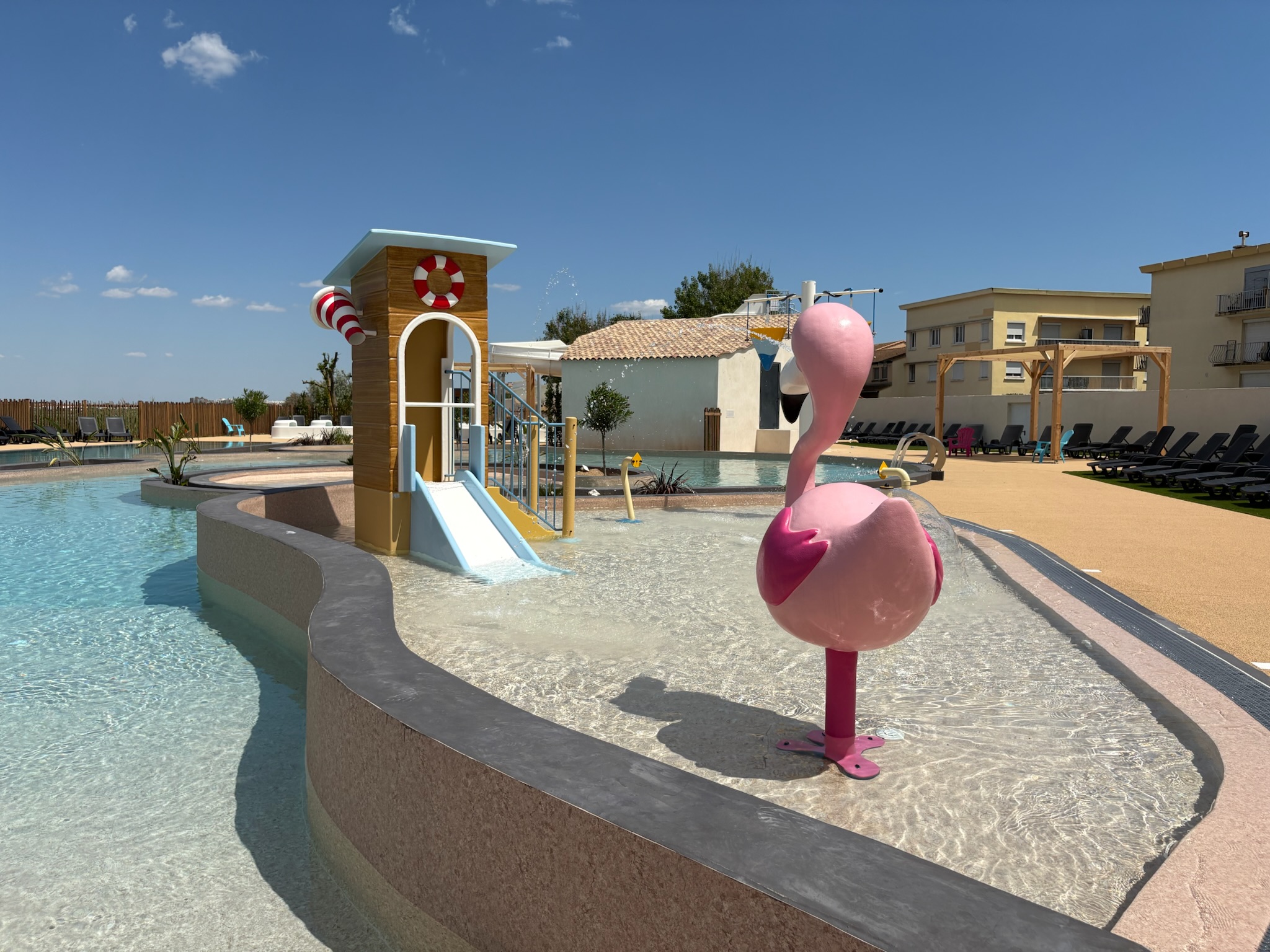 Flammy le flamant rose et l'aire de jeux aquatique