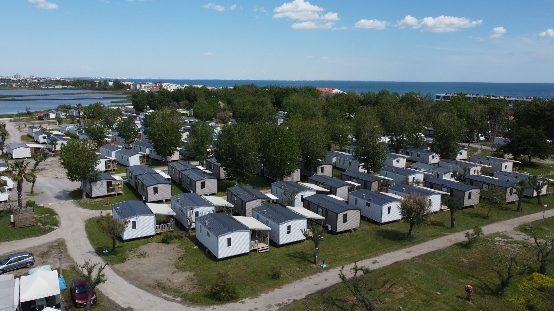 Vue aérienne du camping entre la mer et les étangs