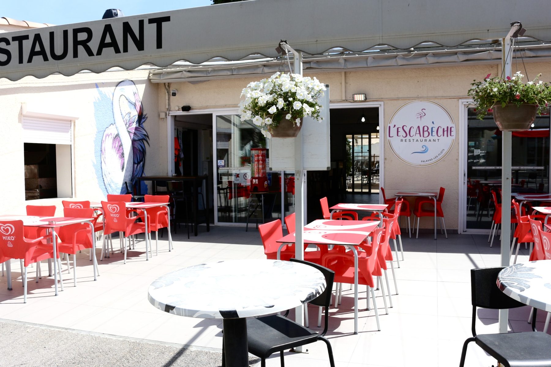 Terrasse et enseigne du restaurant L'Escabèche