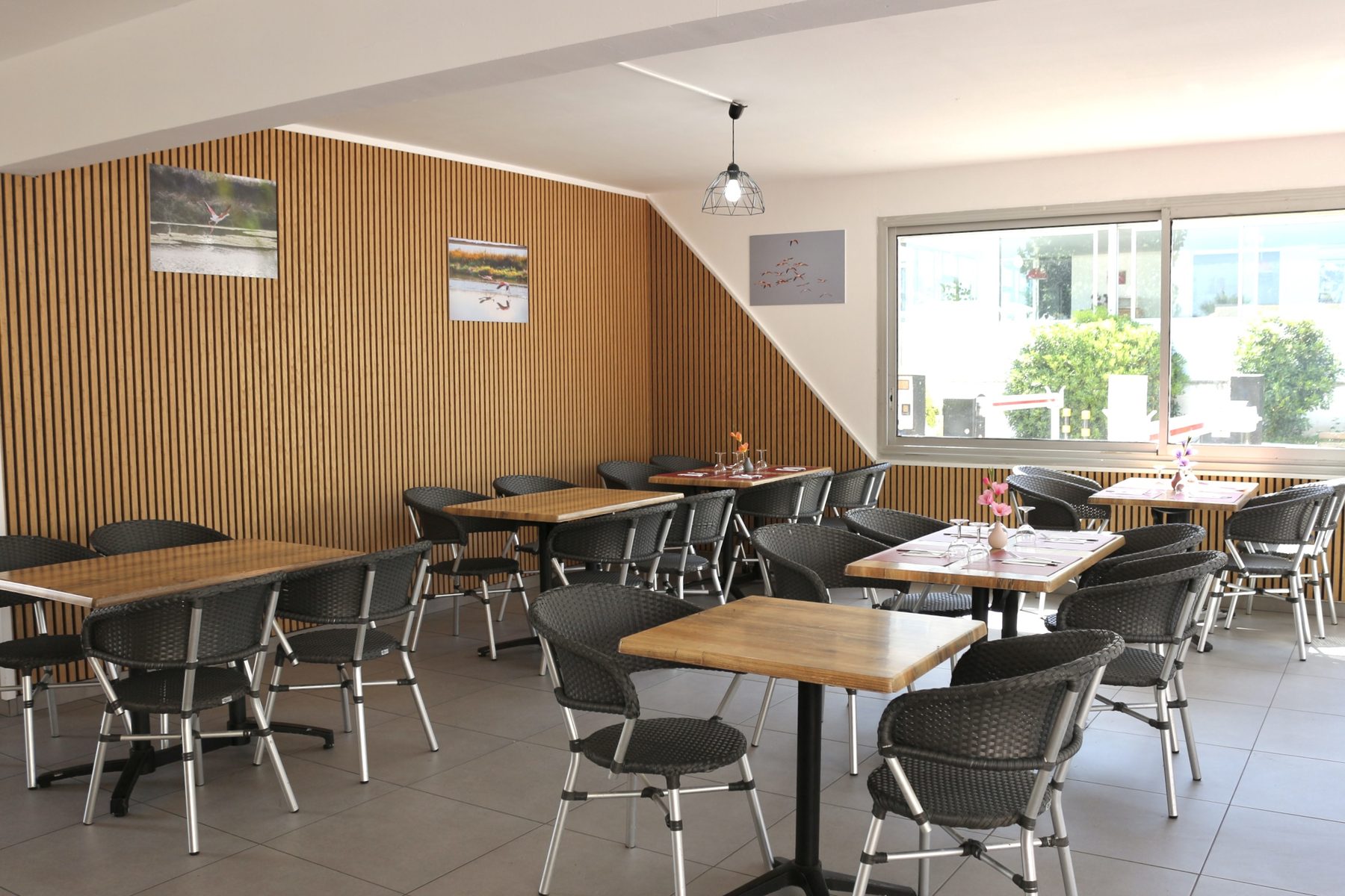 Salle intérieure du restaurant L'Escabèche avec mur en bois