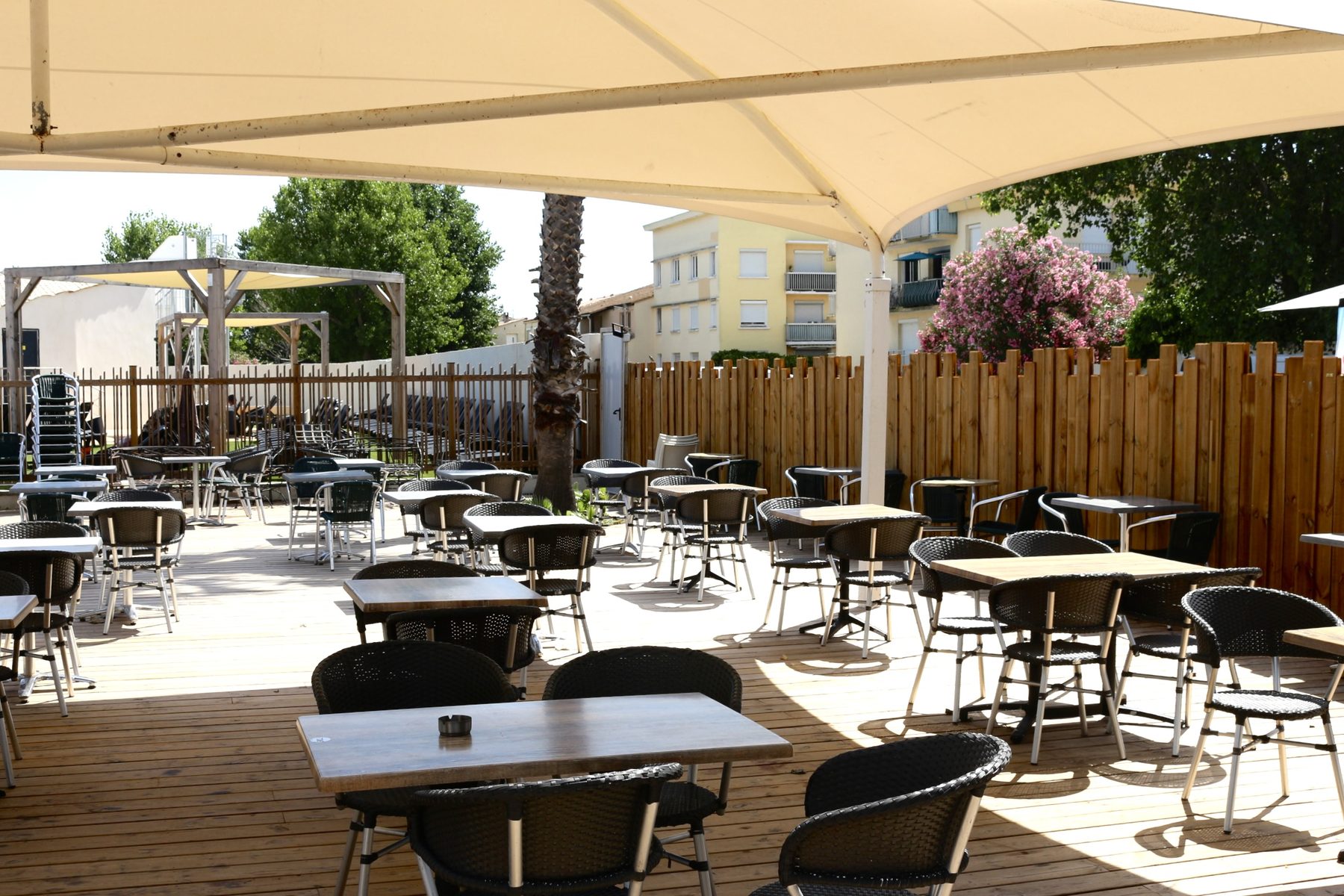 La terrasse de L'Escabèche sous ses voiles d'ombrage