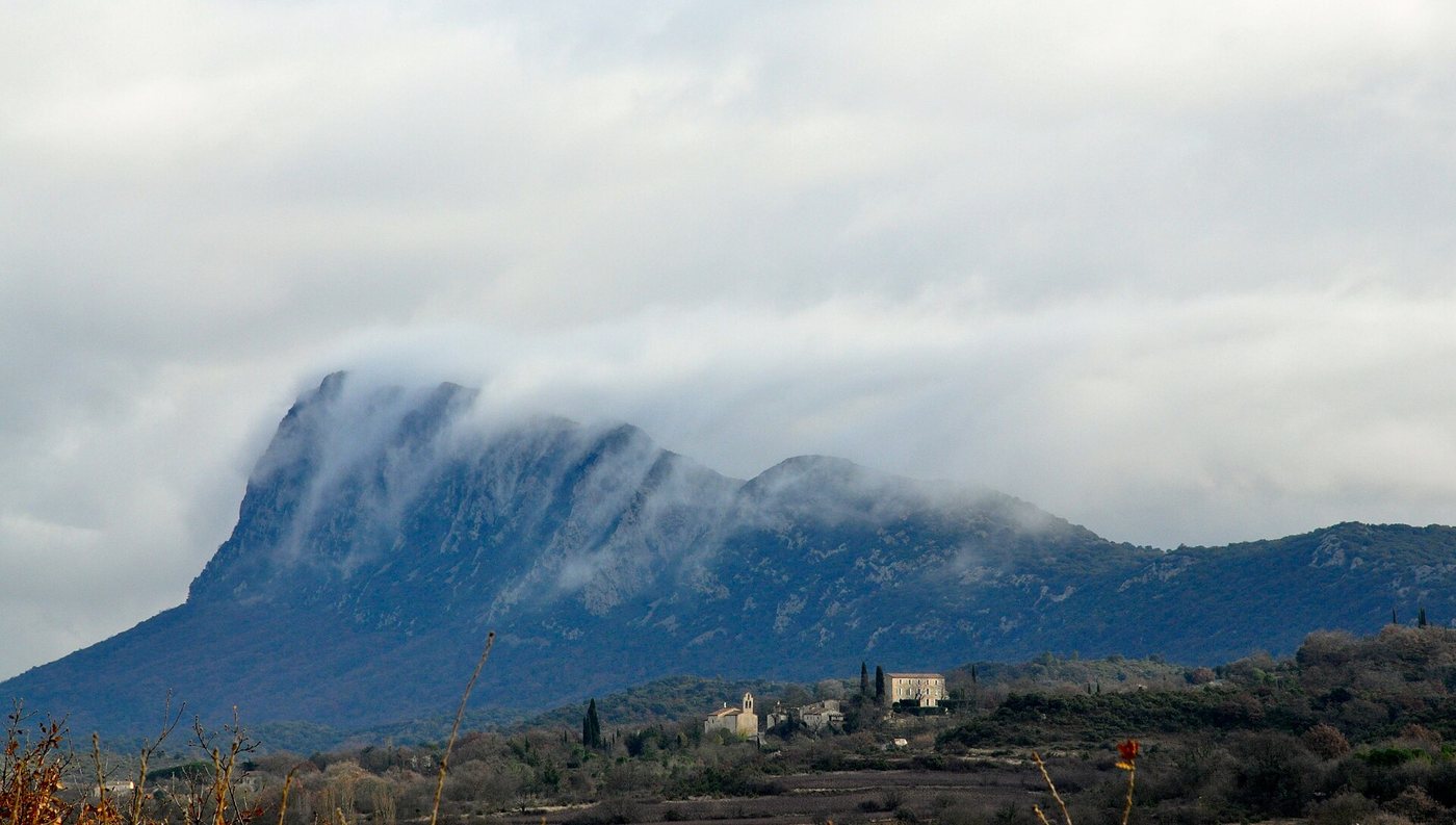 Le Pic Saint-Loup émergeant des nuages