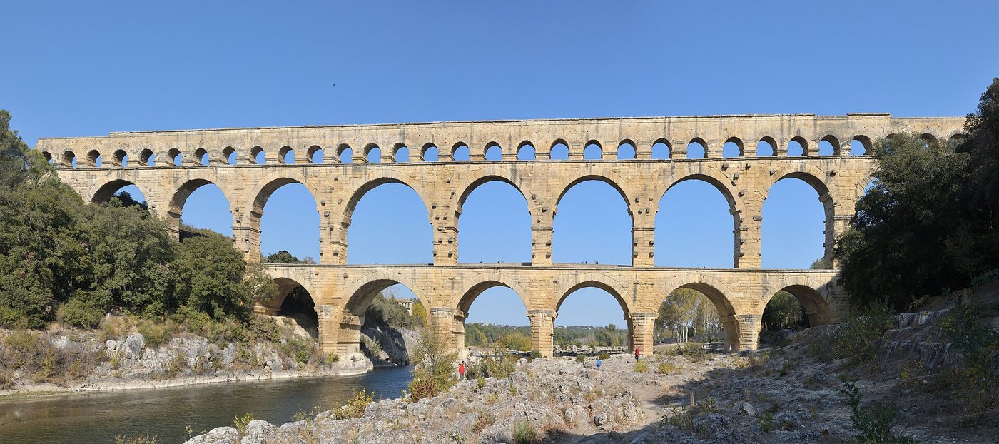 Les trois niveaux d'arches du pont du Gard