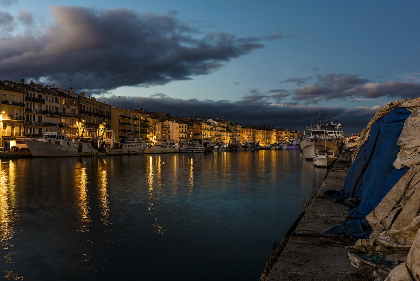 Le canal de Sète au crépuscule