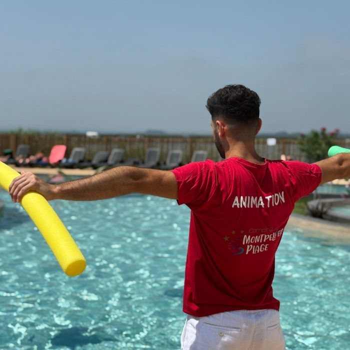 Un animateur du camping lance un jeu collectif